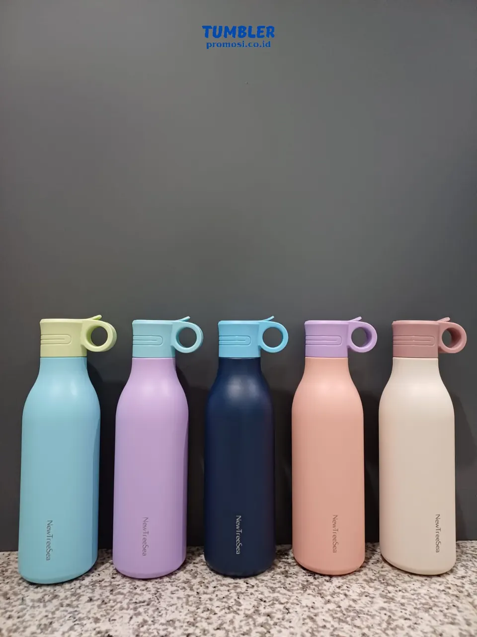 Lima botol tumbler warna pastel dengan pegangan pada tutup